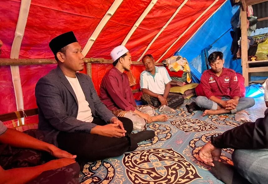 Ketua STAI Darul Hikmah Turun Langsung Salurkan Bantuan ke Beutong Ateuh, Nagan Raya